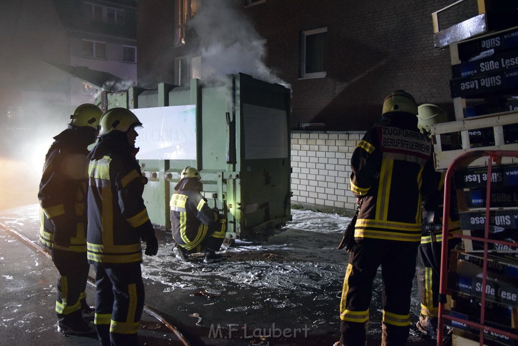 Feuer Papp Presscontainer Koeln Hoehenberg Bochumerstr P187.JPG - Miklos Laubert